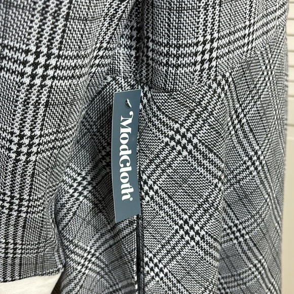 Classic Gray Plaid Dress with White Collar - Picture 13 of 14